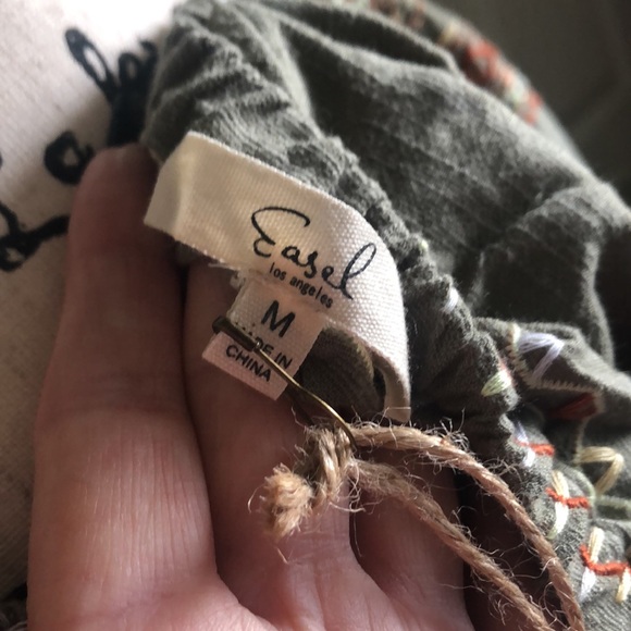 ♥️ NEW ♥️textured Moss Green Blouse with Beautiful Stitching - Picture 9 of 10